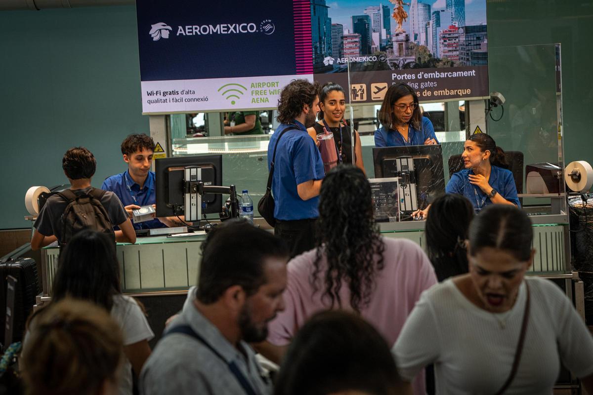 Pasajeros en el aeropuerto de Barcelona-El Prat durante una jornada de huelga de personal Pasajeros en el aeropuerto de Barcelona-El Prat durante una jornada de huelga de personal