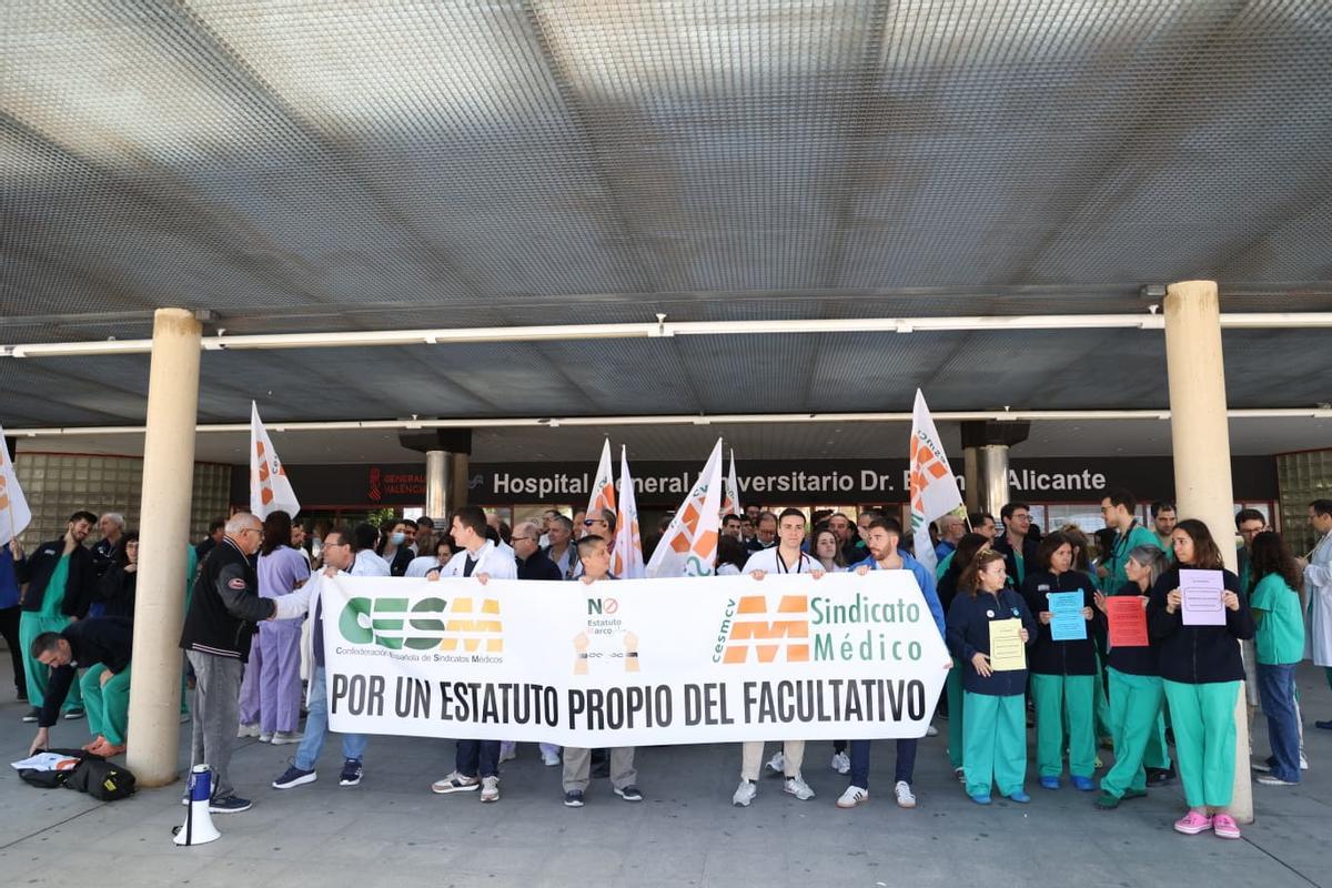 Concentración con motivo de la nueva huelga de médicos ante el Hospital General de Alicante