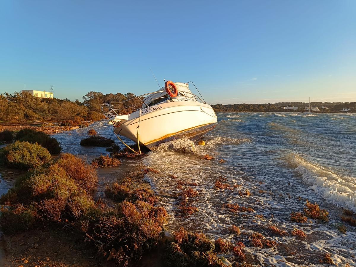 Una de las embarcaciones que han acabado sobre la orilla de s'Estany des Peix
