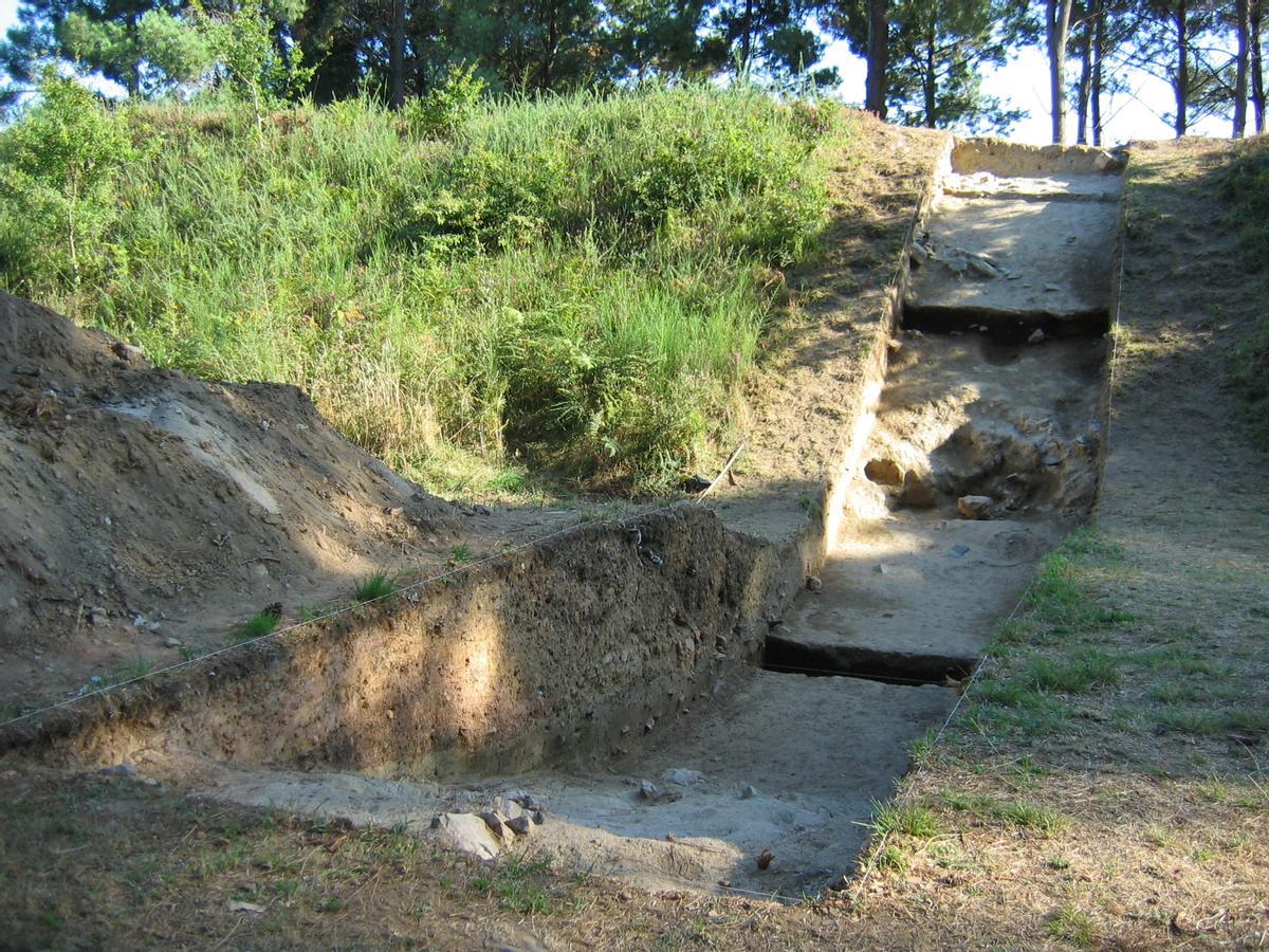 Excavaciones arqueológicas en uno de los parapetos de Castro Grande, en Punta Neixón, Boiro