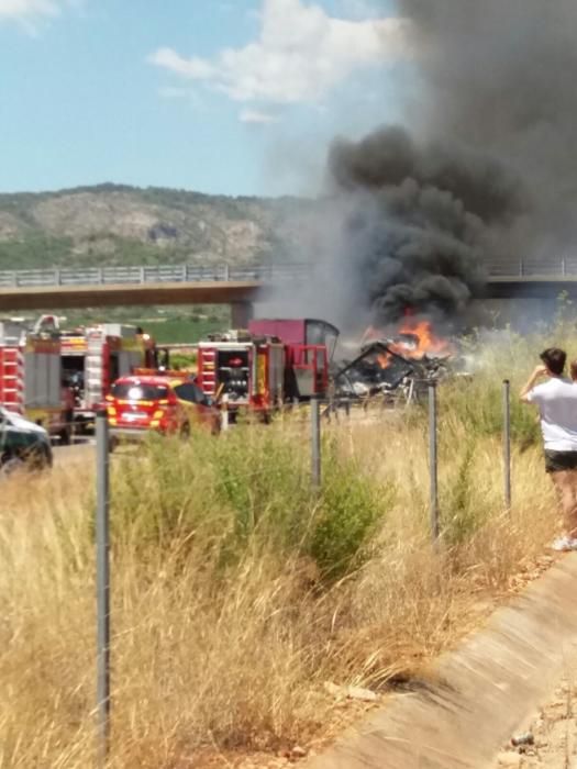 Incendio de dos camiones en la A-7 en Nules