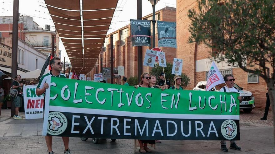 Fotogalería | Protesta a las puertas del Teatro Romano de Mérida antes del acto de entrega de las Medallas de Extremadura.