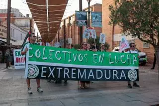 Fotogalería | Protesta a las puertas del Teatro Romano de Mérida antes del acto de entrega de las Medallas de Extremadura
