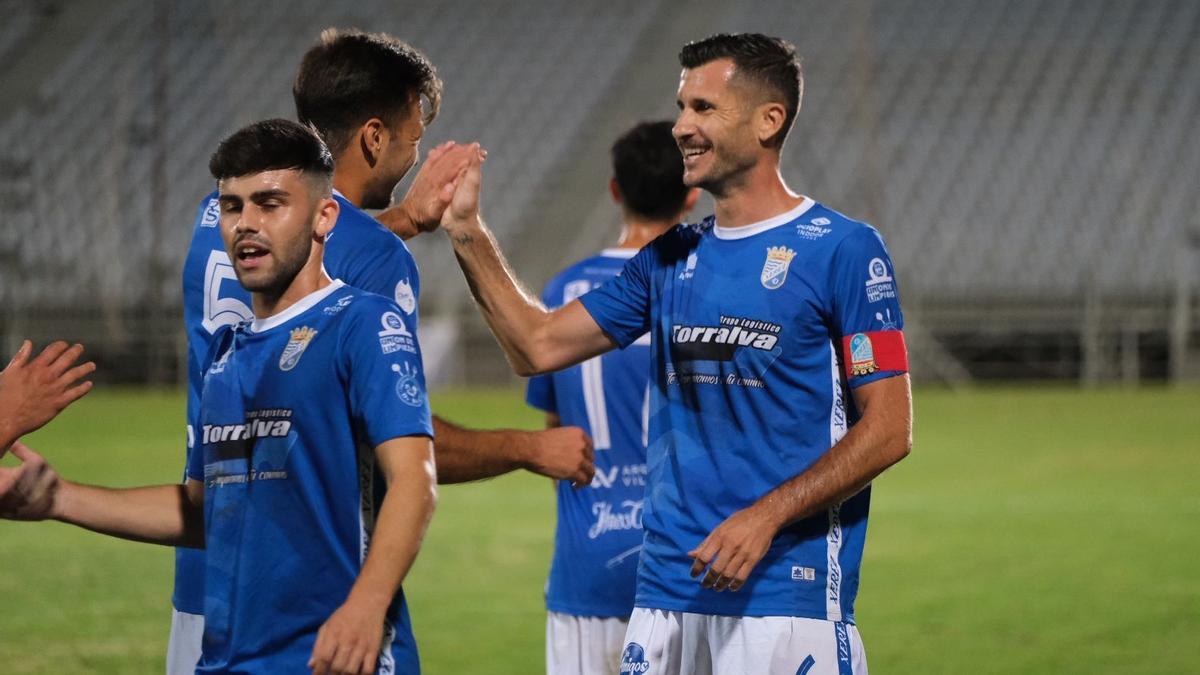 Jugadores del Xerez CD celebran un gol.