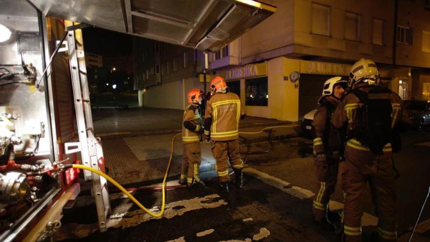 Evacúan 96 viviendas de La Tenderina, en Oviedo, al incendiarse un supermercado