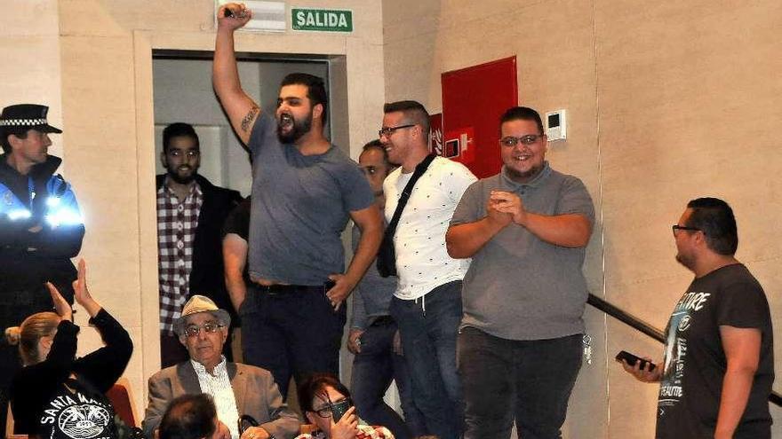 Juan Ferreduela, con el puño en alto, celebrando la obtención de una vivienda.