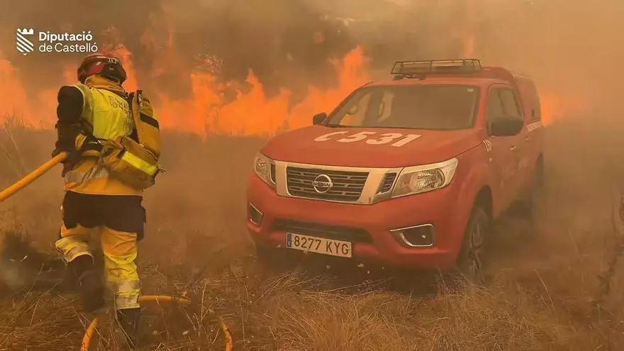 Vídeo: Las condiciones de incendio a las que se han enfrentando esta tarde 2 unidades de Bomberos Forestales de la Generalitat Valenciana trabajando en la defensa de una granja en el sector de Catí