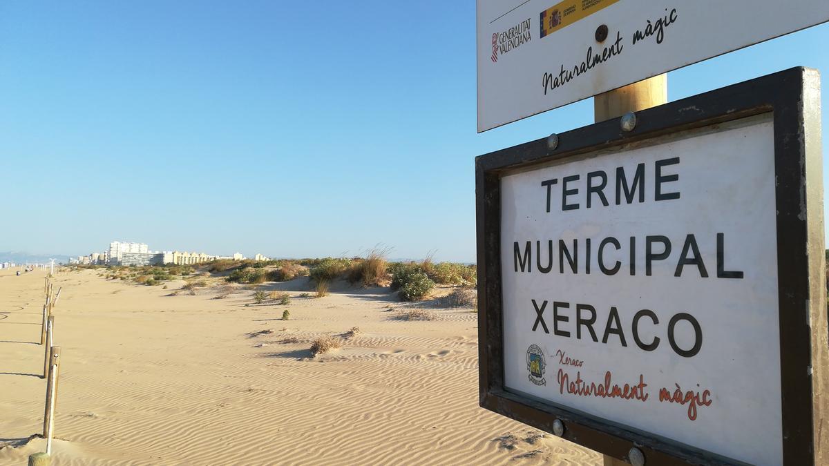 El tramo de playa en litigio, donde Xeraco colocó los carteles para reivindicar que está en su término.