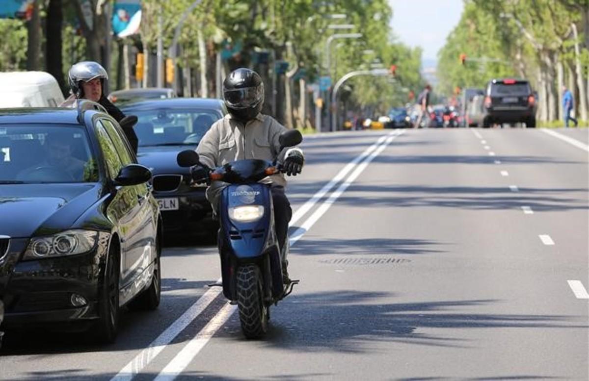 Un motorista avanza hasta el semáforo por el carril contrario en la Diagonal. 