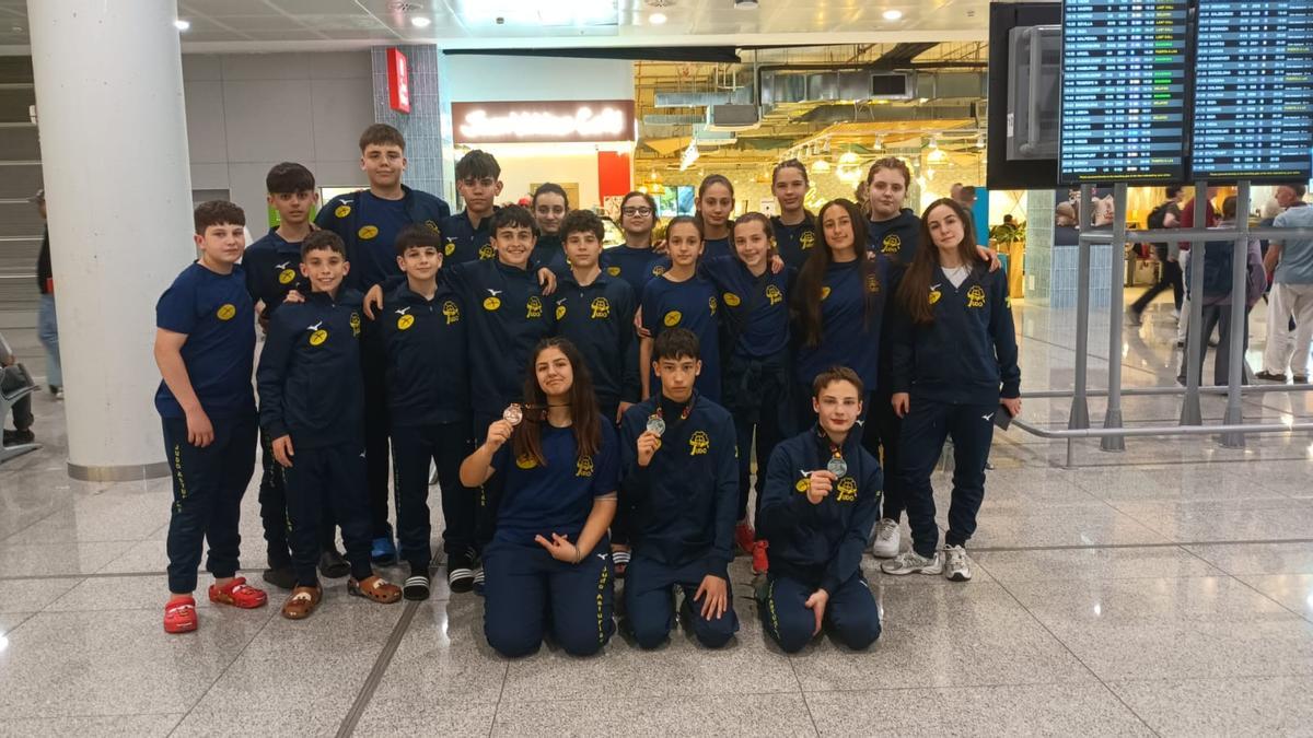 Arrodillados, por la izquierda, los medallistas infantiles Xana Menéndez, Iván Akimov y Unai Cuervo, rodeados por sus compañeros.