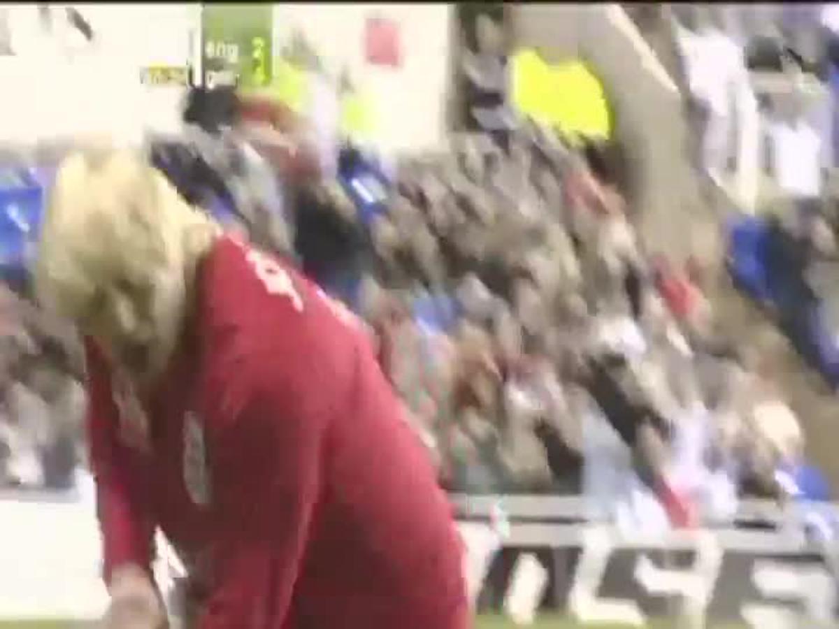 Brutal entrada de Boris Johnson a un futbolista alemán.