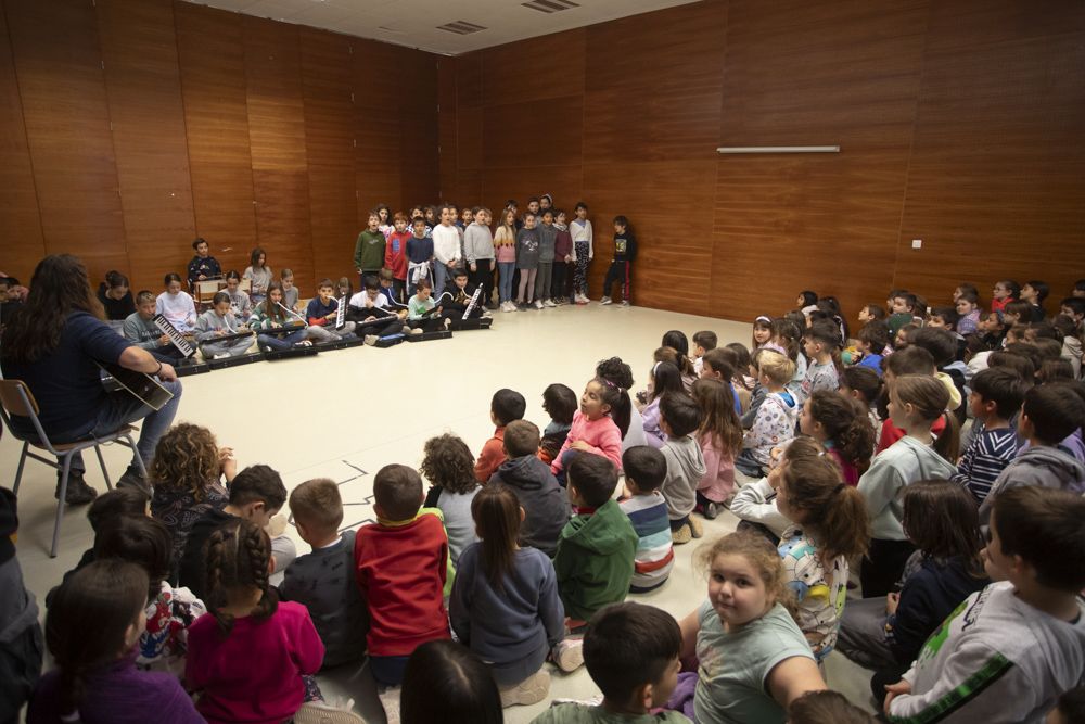 El alcalde de Sagunt felicita al alumno ganador de un certamen nacional de poesía