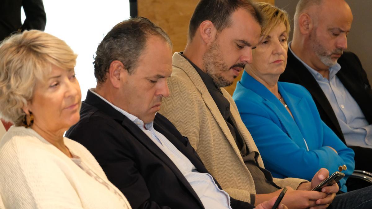 Participantes en &quot;Converses de futur&quot; en el Museo del Calzado de Elda.