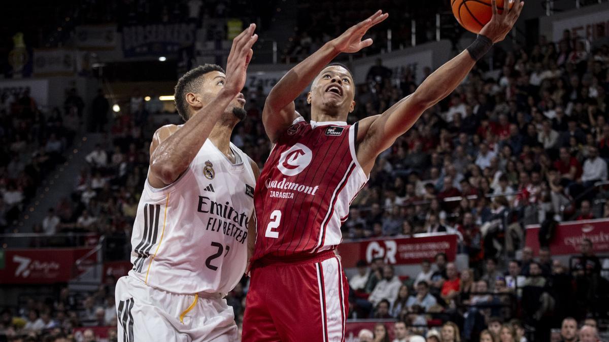 Trae Bell-Haynes, jugador del Casademont Zaragoza, coge un rebote en el partido contra el Real Madrid.