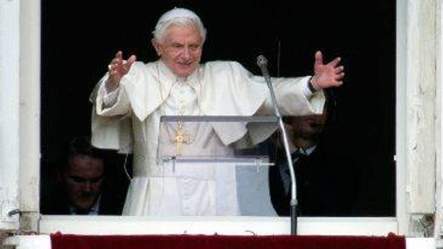 El Papa subraya que no abandona la Iglesia y le servirá “con igual amor”