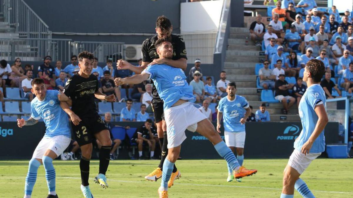 Fuzato vuela para atrapar un balón en el aire. | J.A.RIERA