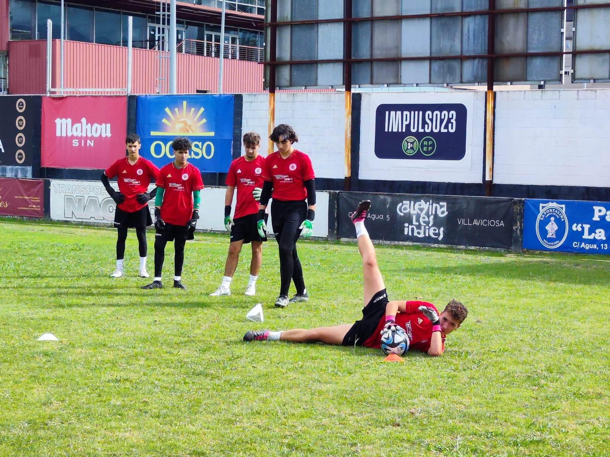 La cantera del fútbol profesional entrena en Villaviciosa: así es el campus de Marcelino García Toral