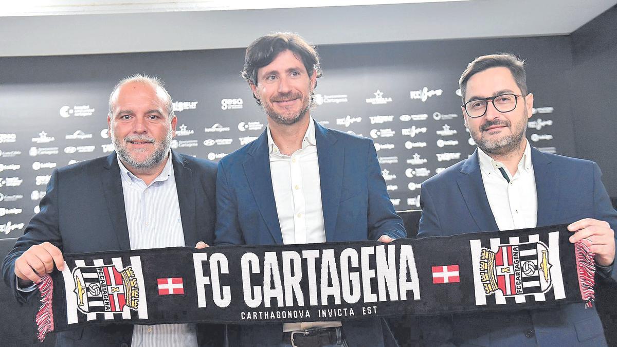 Manuel Sánchez Breis y Paco Belmonte acompañan a Víctor Sánchez del Amo en su presentación como técnico del FC Cartagena.