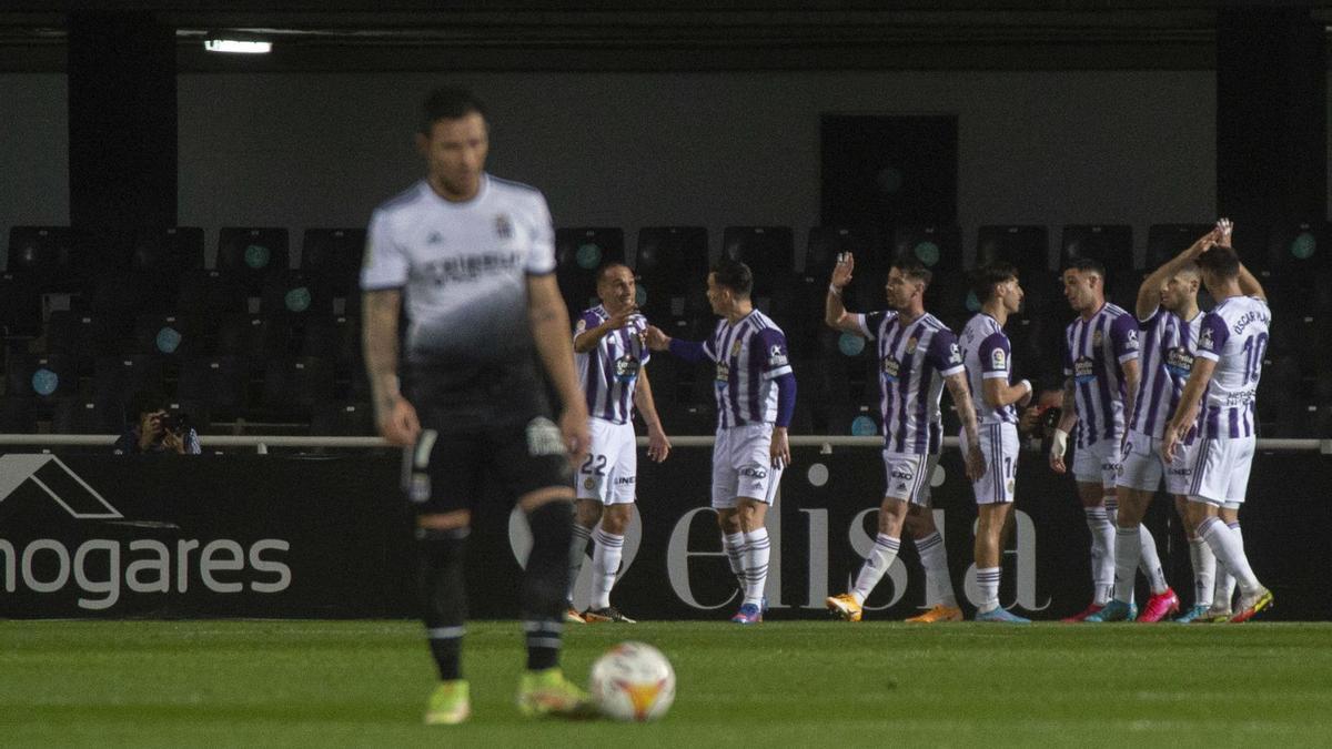 El Real Valladolid celebra un tanto durante una de sus últimas visitas al estadio Cartagonova.  | IVÁN URQUIZAR