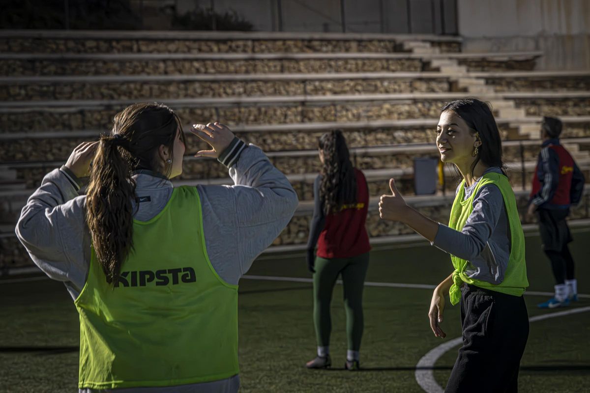 Entrenamiento del primer equipo de fútbol femenino que se crea en el barrio de La Mina