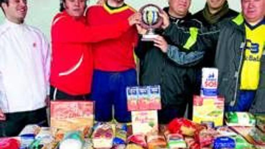 Los costaleros reúnen 80 kilos de alimentos en un torneo solidario