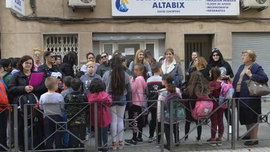 Madres protestando delante de la Academia Altabix.