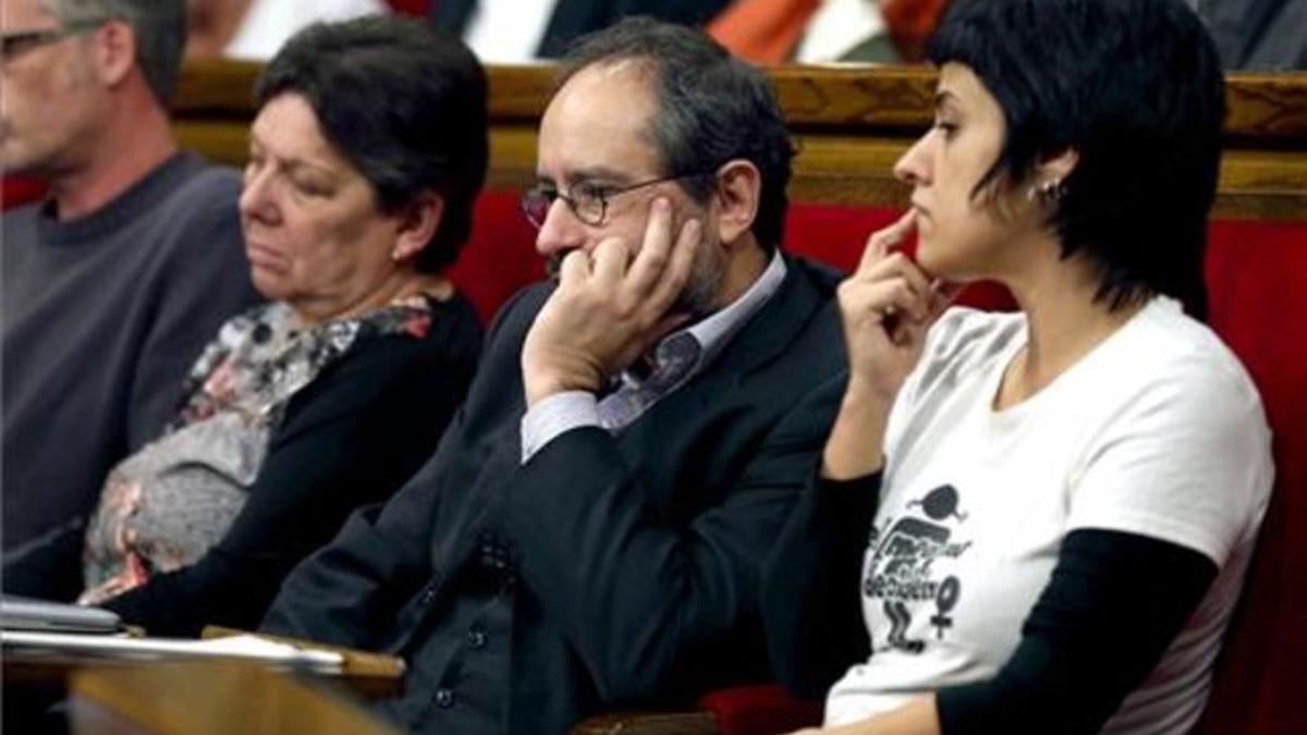 Los diputados de la CUP Gabriela Serra, Antonio Baños y Anna Gabriel, en el Parlament.