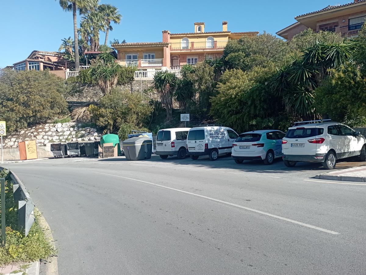 La zona de contenedores en lo alto de la calle Pérez de Ayala.