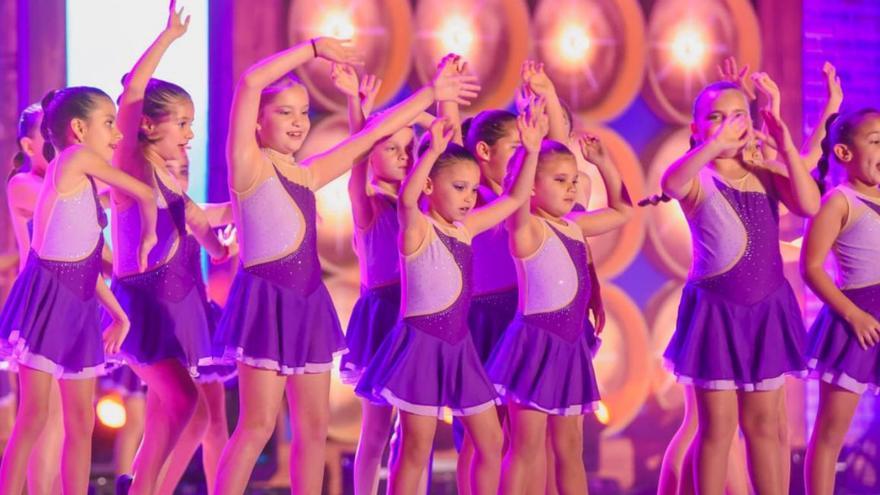 Actuación anoche durante el festival coreográfico del carnaval de Maspalomas.