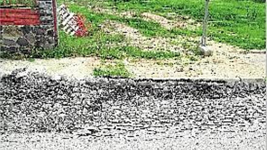 Un punt de la urbanització on hi ha problemes a l&#039;asfalt del carrer.