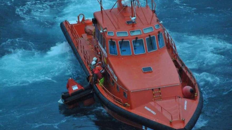 Rescatados ilesos los dos tripulantes de un pesquero hundido en Estaca de Bares