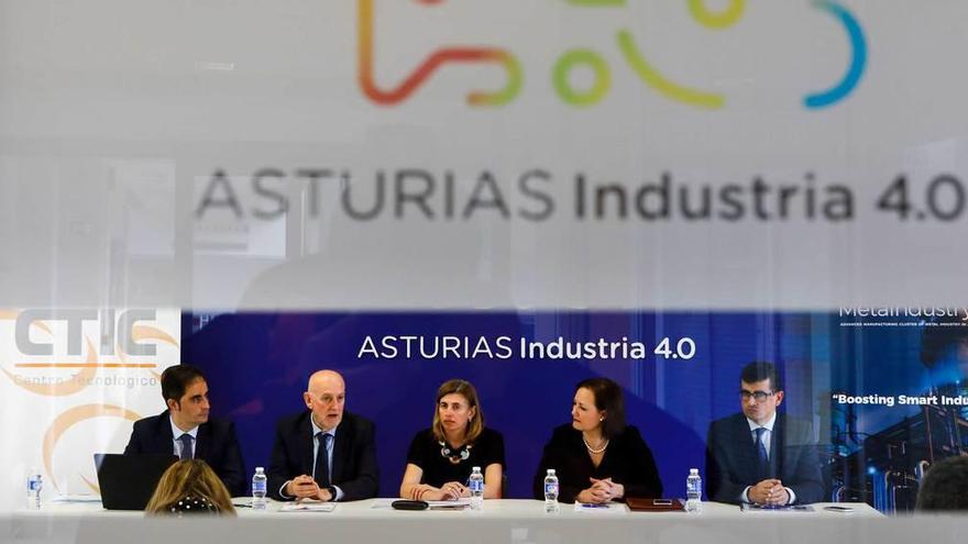 Por la izquierda, Pablo Coca, director de desarrollo de negocio y operaciones de CTIC; Pablo Priesca, director general de CTIC; Eva Pando, directora general del Idepa; María Pérez, gerente de MetaIndustry4 y secretaria general de Femetal, y José Ramón Natal, clúster manager de MetaIndustry4, ayer, en la presentación del estudio.