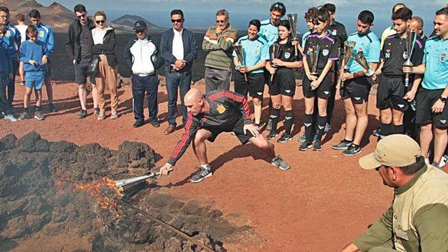 Luis Rubiales en el momento del encendido, ayer, de la antorcha en las Montañas del Fuego en Lanzarote.