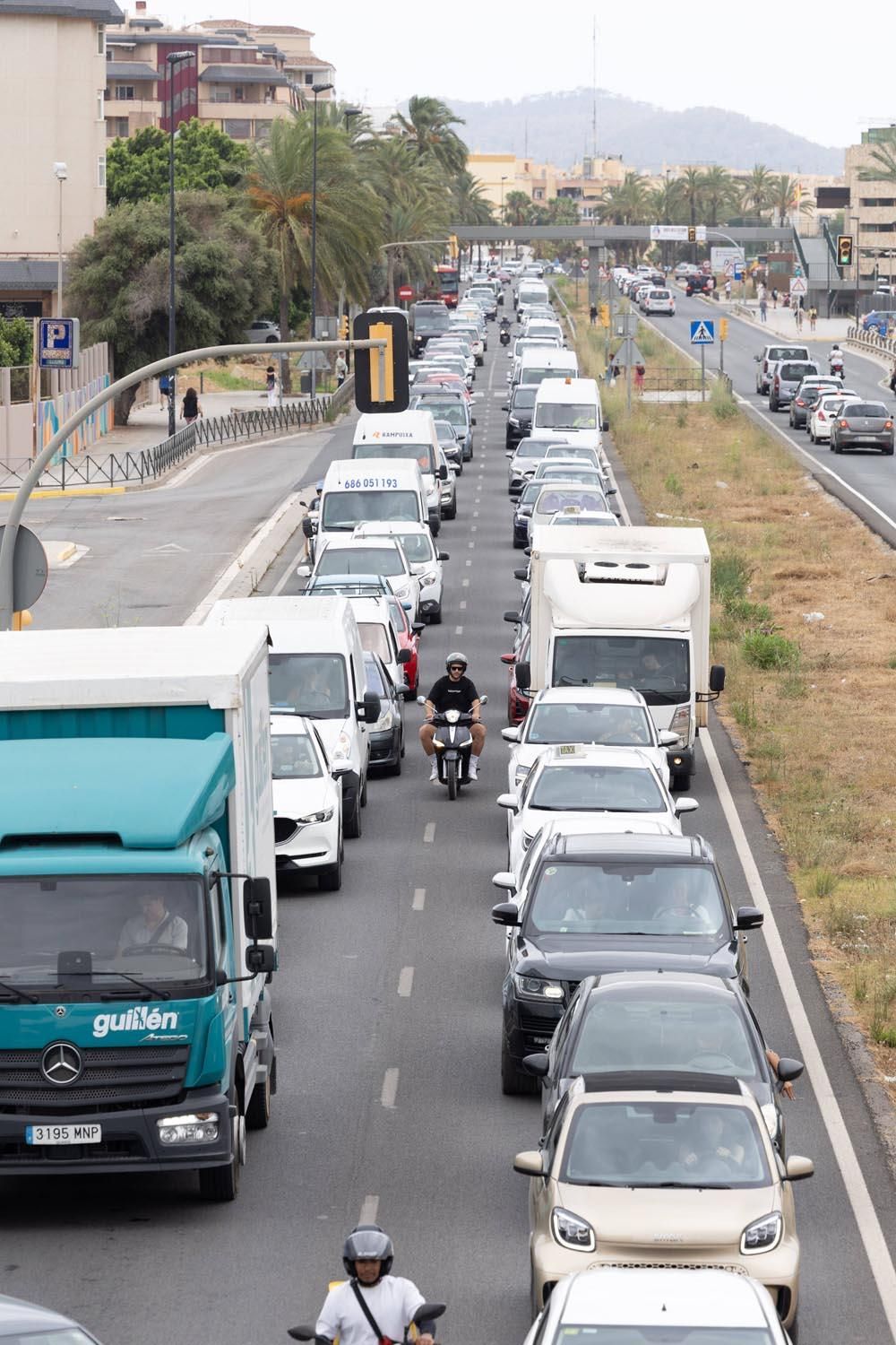 Todas las imágenes del atasco que colapsa la ciudad de Ibiza