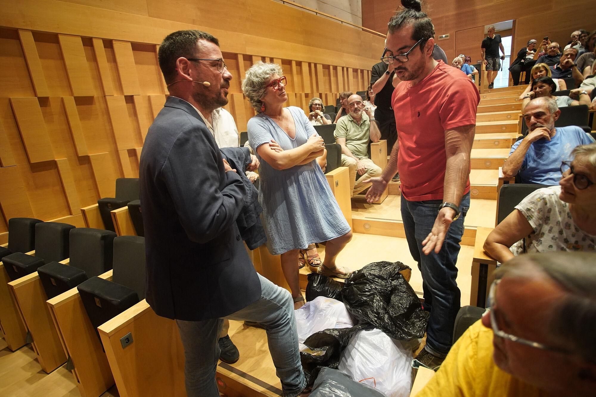 Girona Auditori alcalde de Girona, Lluc Salellas,conferència balanç meitat de mandat propostes pels pròxims dos anys Protesta veí amb bosses escombraries per la brutícia que hi ha als carrers contenidors recollida selectiva