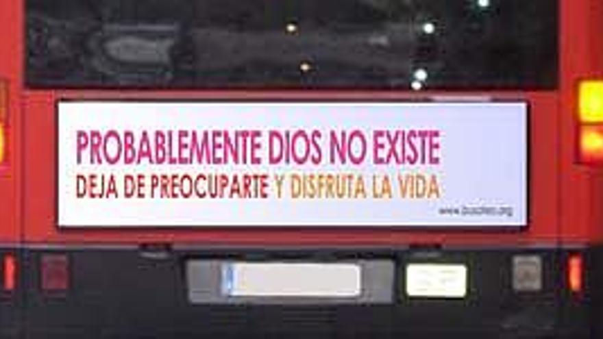 Recreación. Simulación del cartel de la campaña ateísta en un bus de TMB.