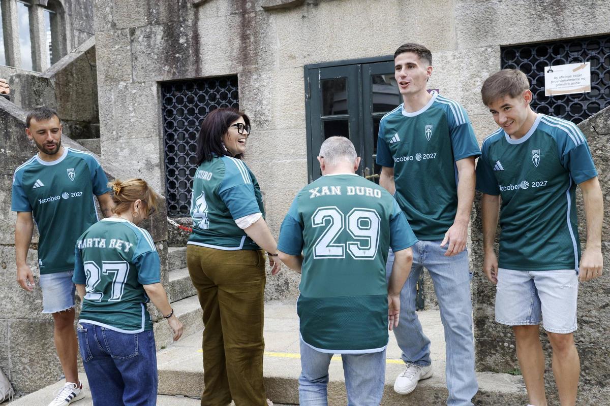 Presentación de la segunda equipación de la SD Compostela para la temporada 2026/27.
