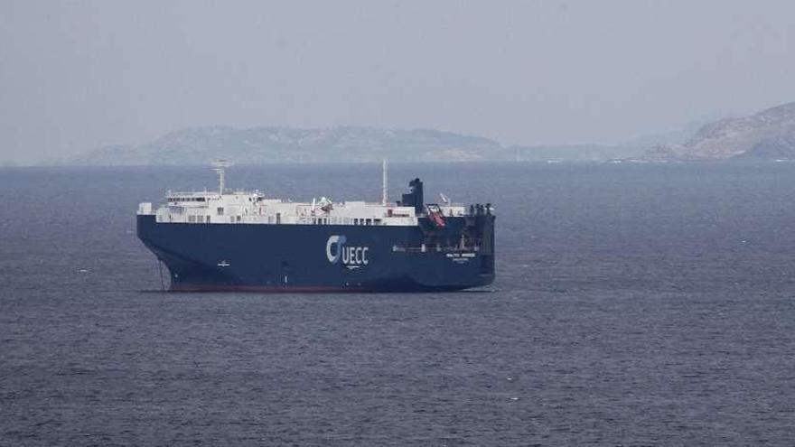 El carguero singapurense &quot;Baltic Breeze&quot;, fondeado ayer en aguas del archipiélago de Cíes.  // José Lores