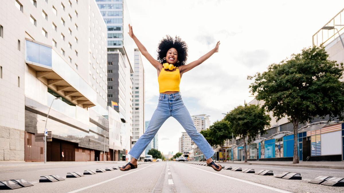 Persona feliz en la calle