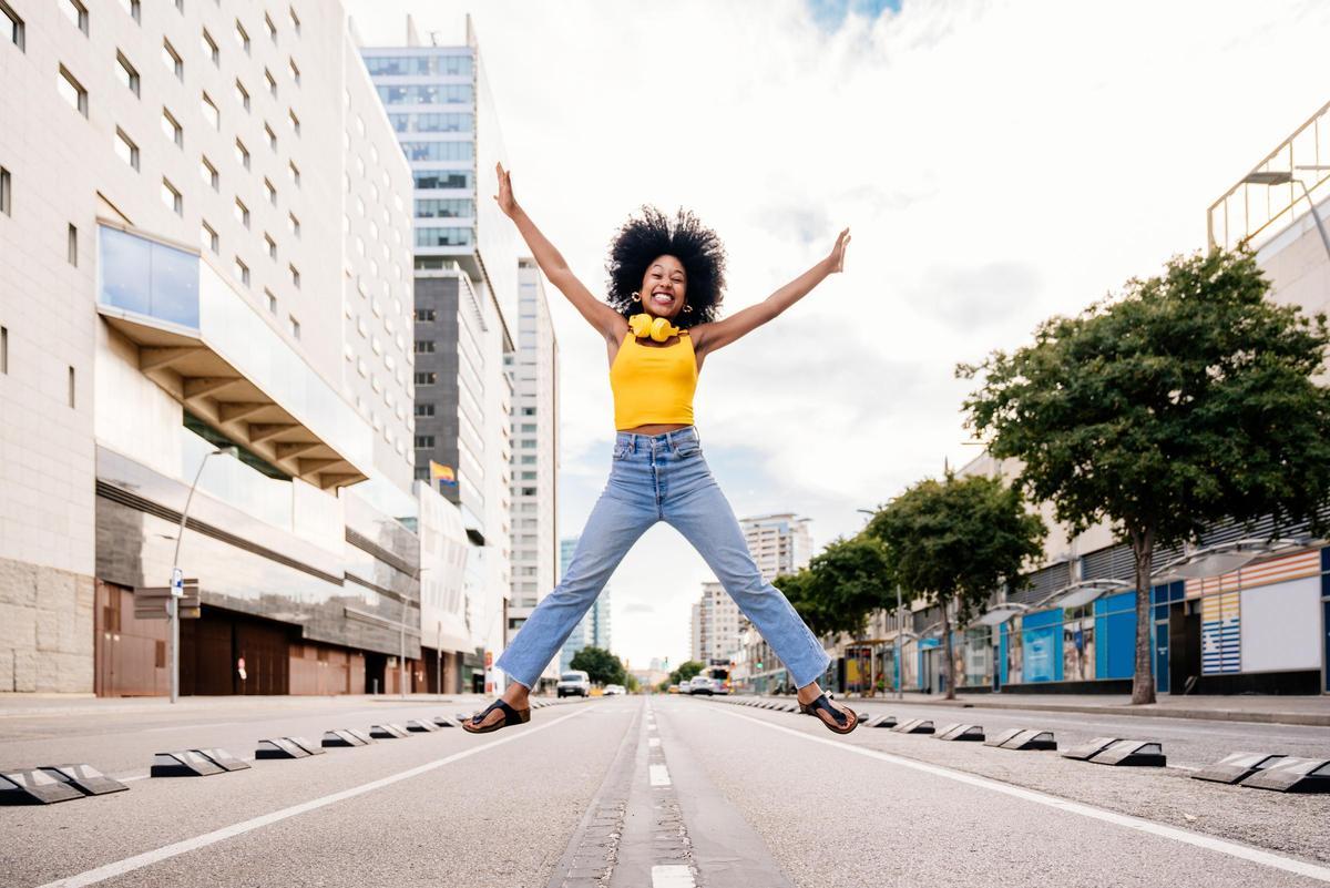 Persona feliz en la calle