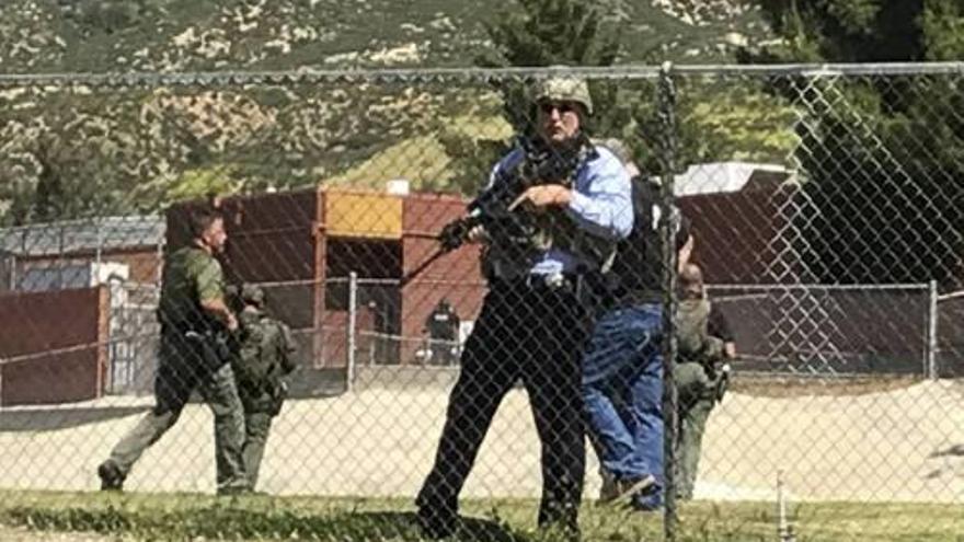 Diversos agents prenen posicions a l&#039;escola atacada.