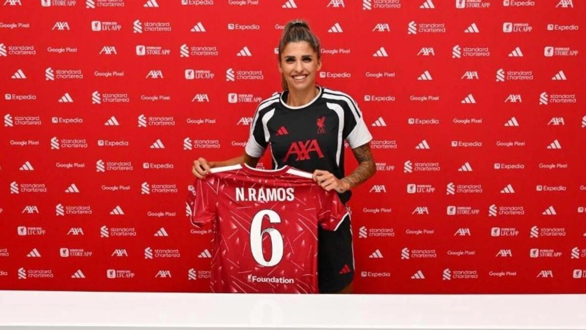 Natalia Ramos posando con la camiseta del Liverpool