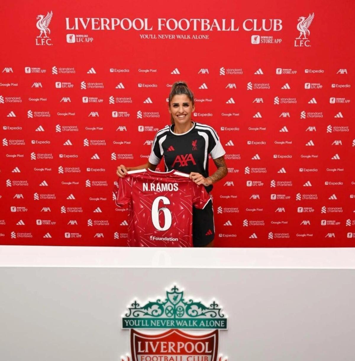 Natalia Ramos posando con la camiseta del Liverpool
