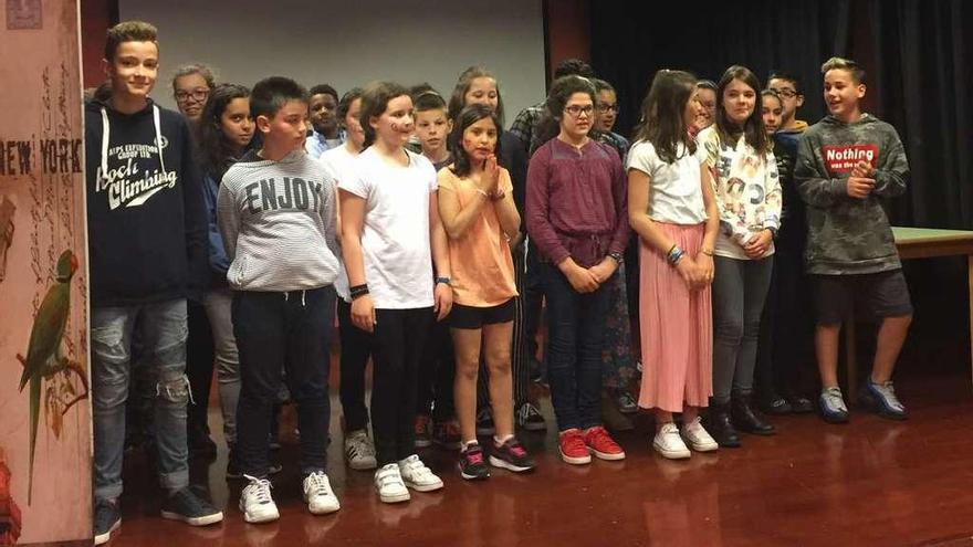 Teatro de escolares para abuelos, en A Barcala