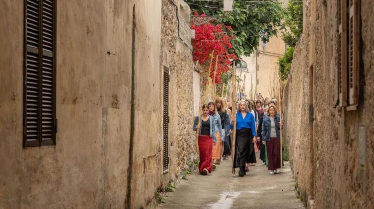 Las mujeres de Artà salen a la calle ‘Endimoniades’ de la mano de Pilar Albarracín