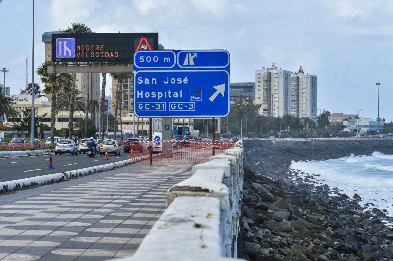 Carril derecho de la GC-1 y paseo marítimo cerrados