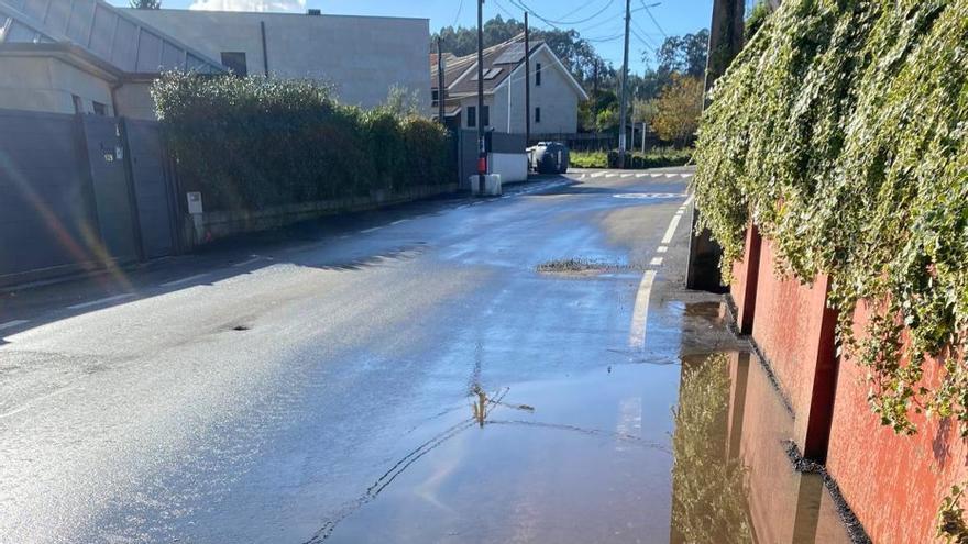 El gran charco que se forma tras el asfaltado.
