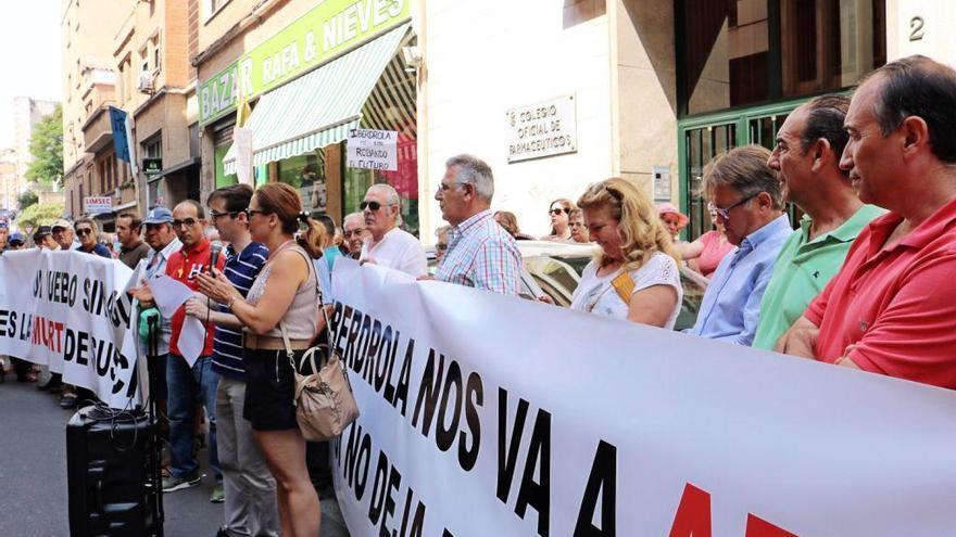 Un centenar de personas piden agua de Valdecañas ante la sede de Iberdrola