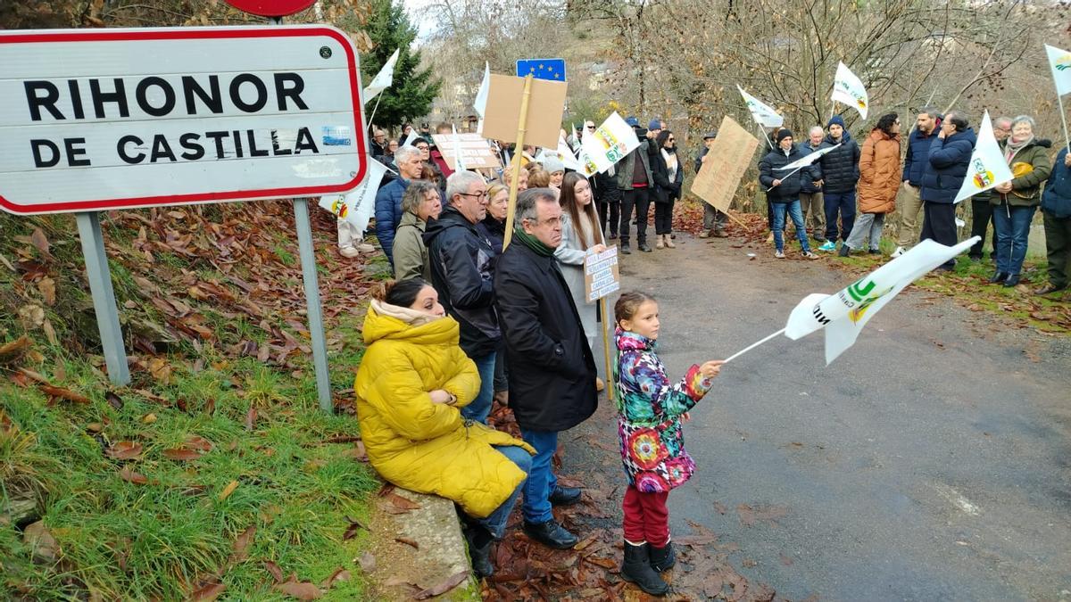 Rihonor se suma a la reivindicación por las paradas de tren