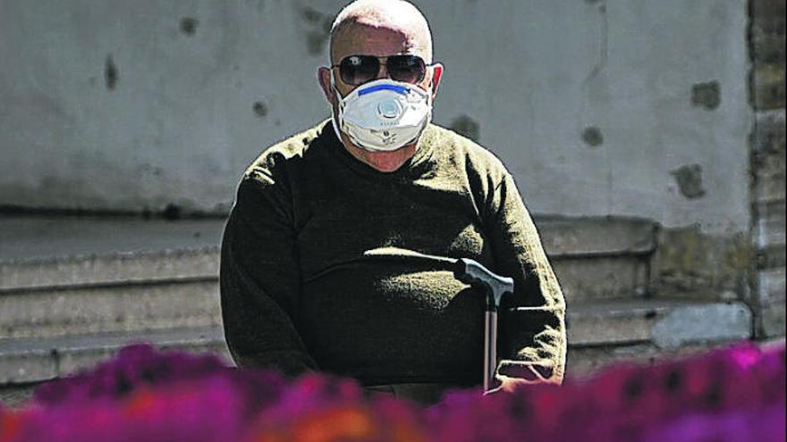 Un hombre con una mascarilla.